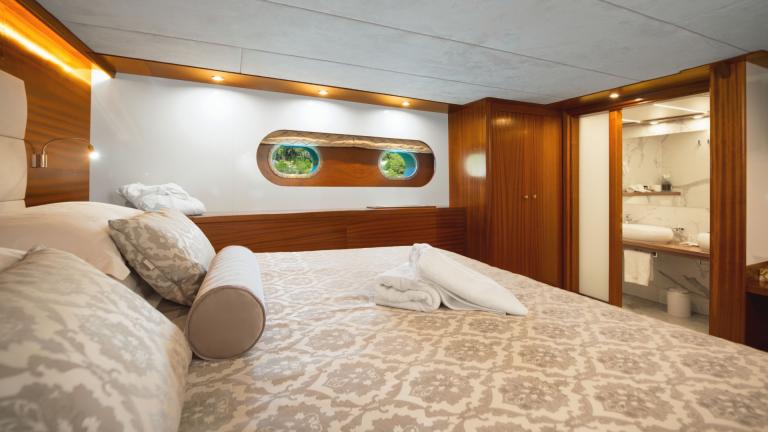 Die Komfort Kabine bietet ein großes Bett, Einbauschränke und ein Badezimmer an.